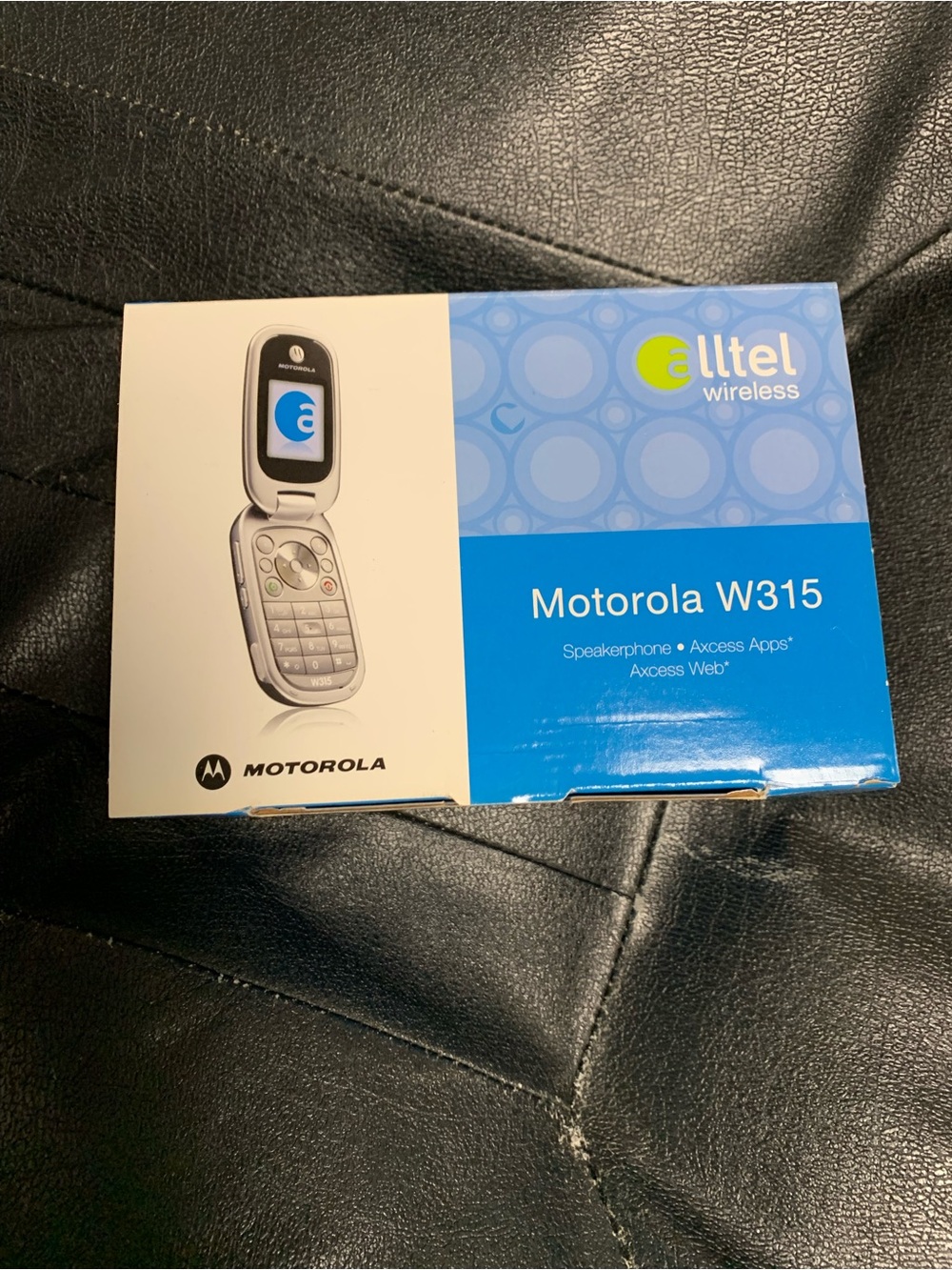Motorola W315 Flip Phone in Silver and Blue Box Artwork VINTAGE